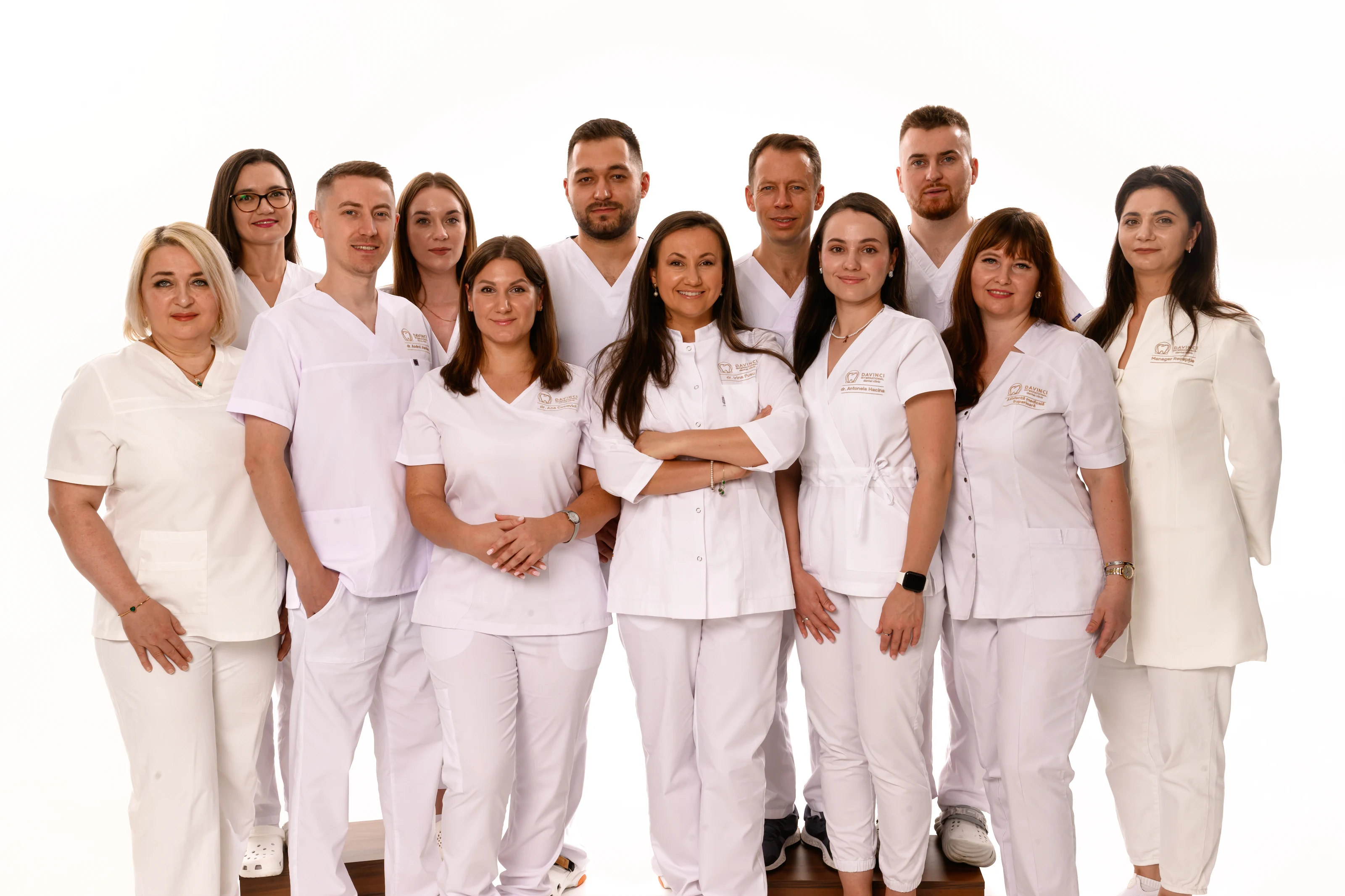 Echipa DAVINCI Dental, fotografiată împreună în uniforme albe