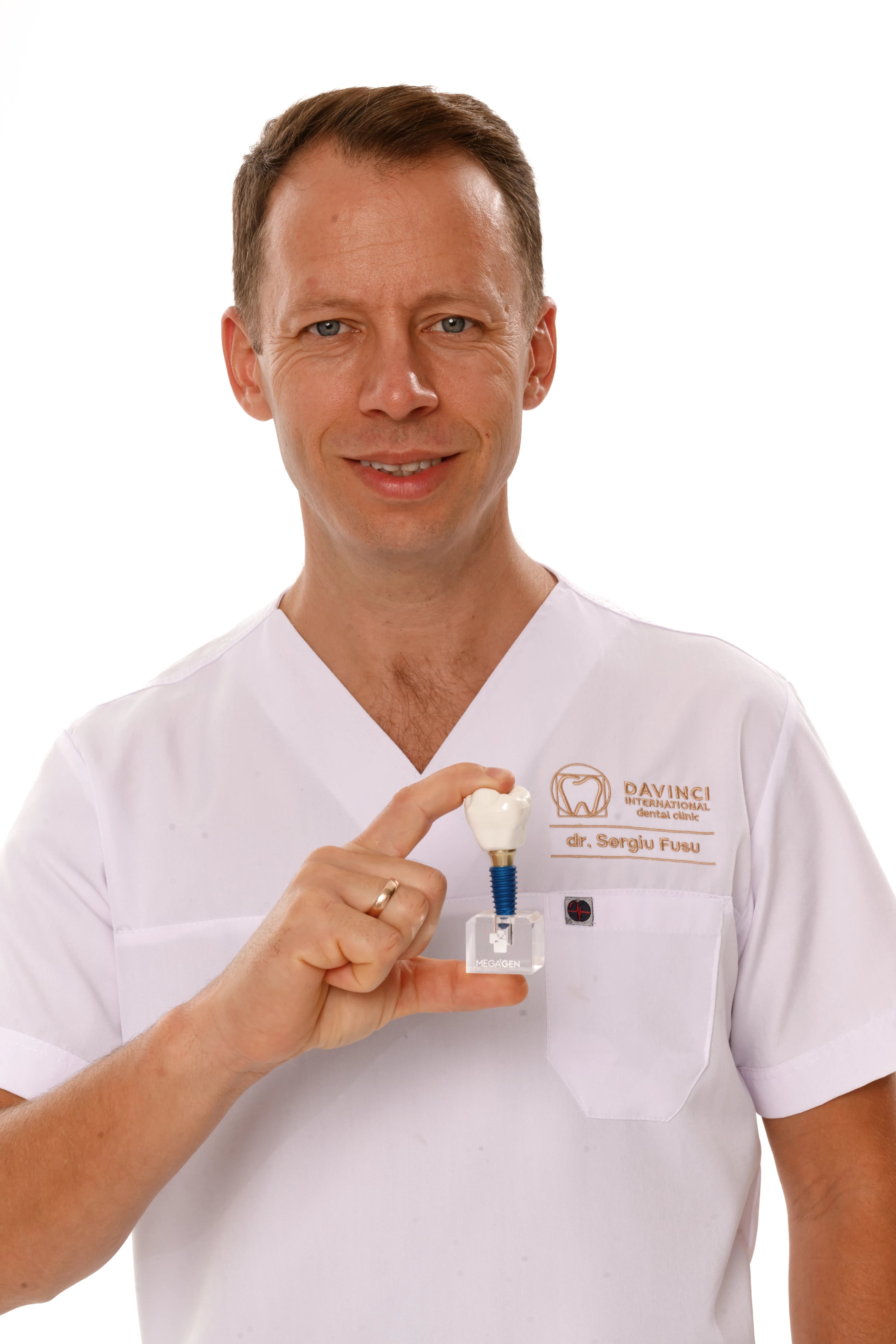 Medic prezentând un model de implant dentar