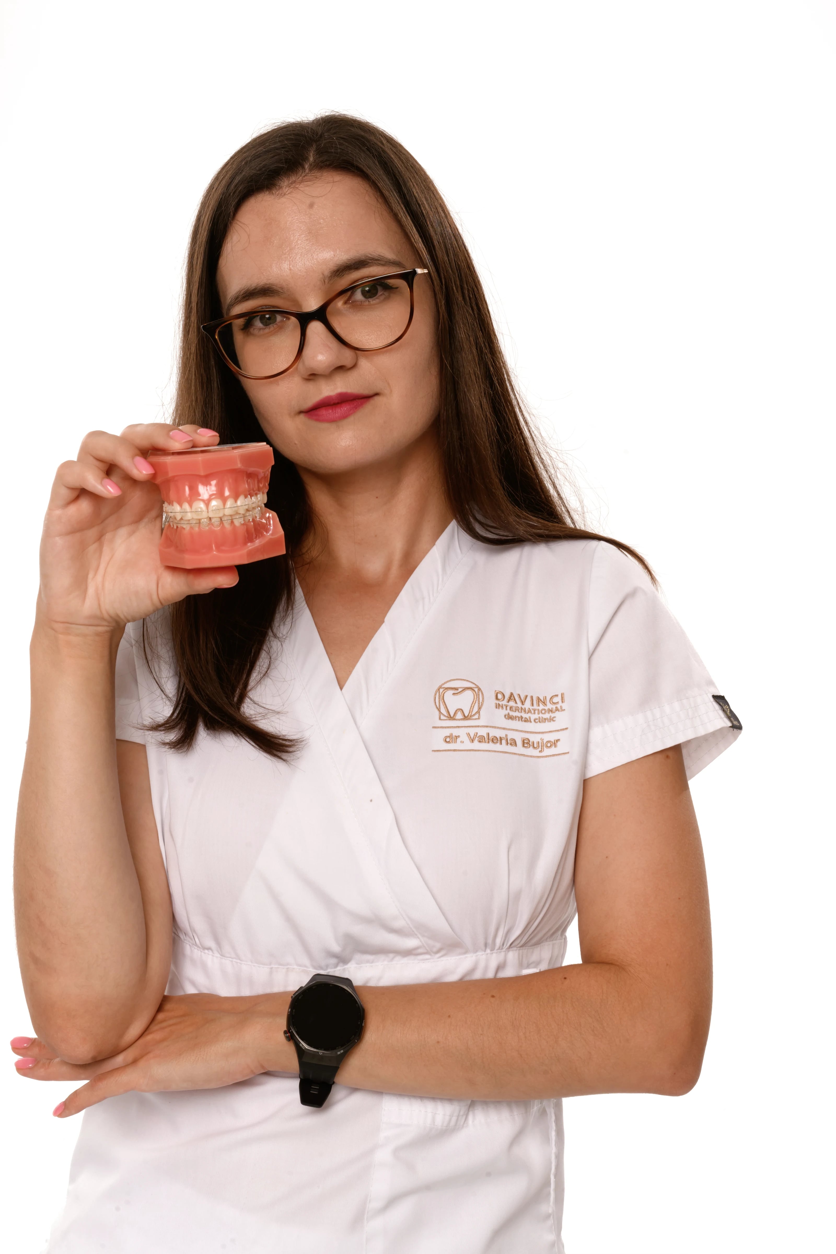 Команда DAVINCI Dental показывает стоматологические модели в студии