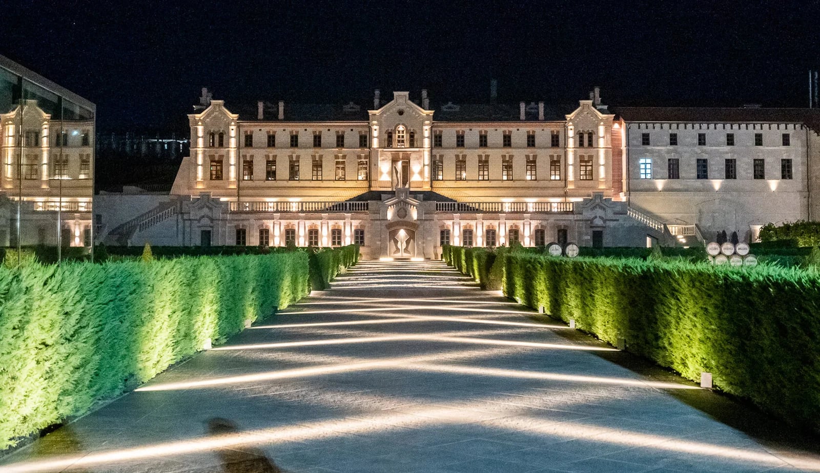 Castel Mimi și aleea grădinii iluminate seara
