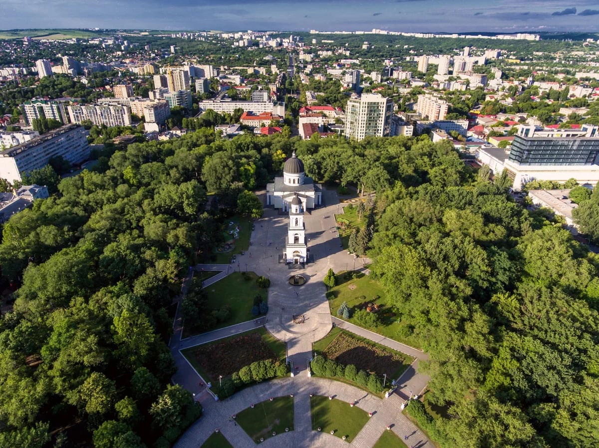 Catedrala și parcul din centrul Chișinăului, văzute de sus