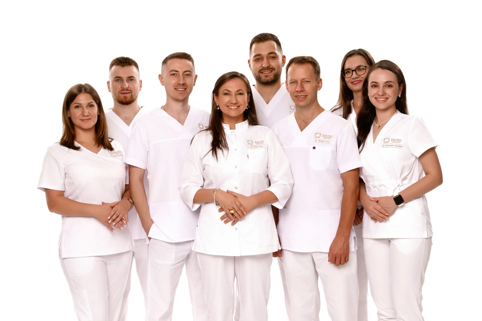 Echipa DAVINCI Dental, fotografiată împreună în uniforme albe
